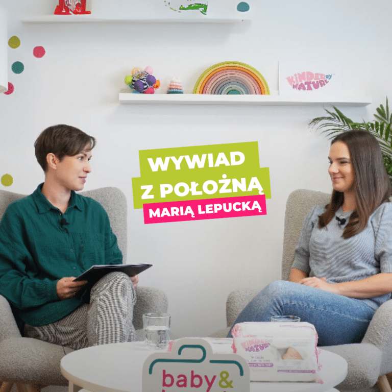 Dwie kobiety siedzą naprzeciwko siebie w fotelach w jasnym pokoju. Jedna trzyma tablet i przeprowadza wywiad z drugą na temat nawadniania. Tekst w języku polskim brzmi Wywiad z położną Marią Lepucką. Kolorowe dekoracje, rośliny i chusteczki dla niemowląt leżą na białym stole.