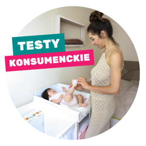 Testy konsumenckie akcesori&oacute;w dla dzieci. Mama sprawdzająca jakość produkt&oacute;w Baby&Travel podczas pielęgnacji dziecka.